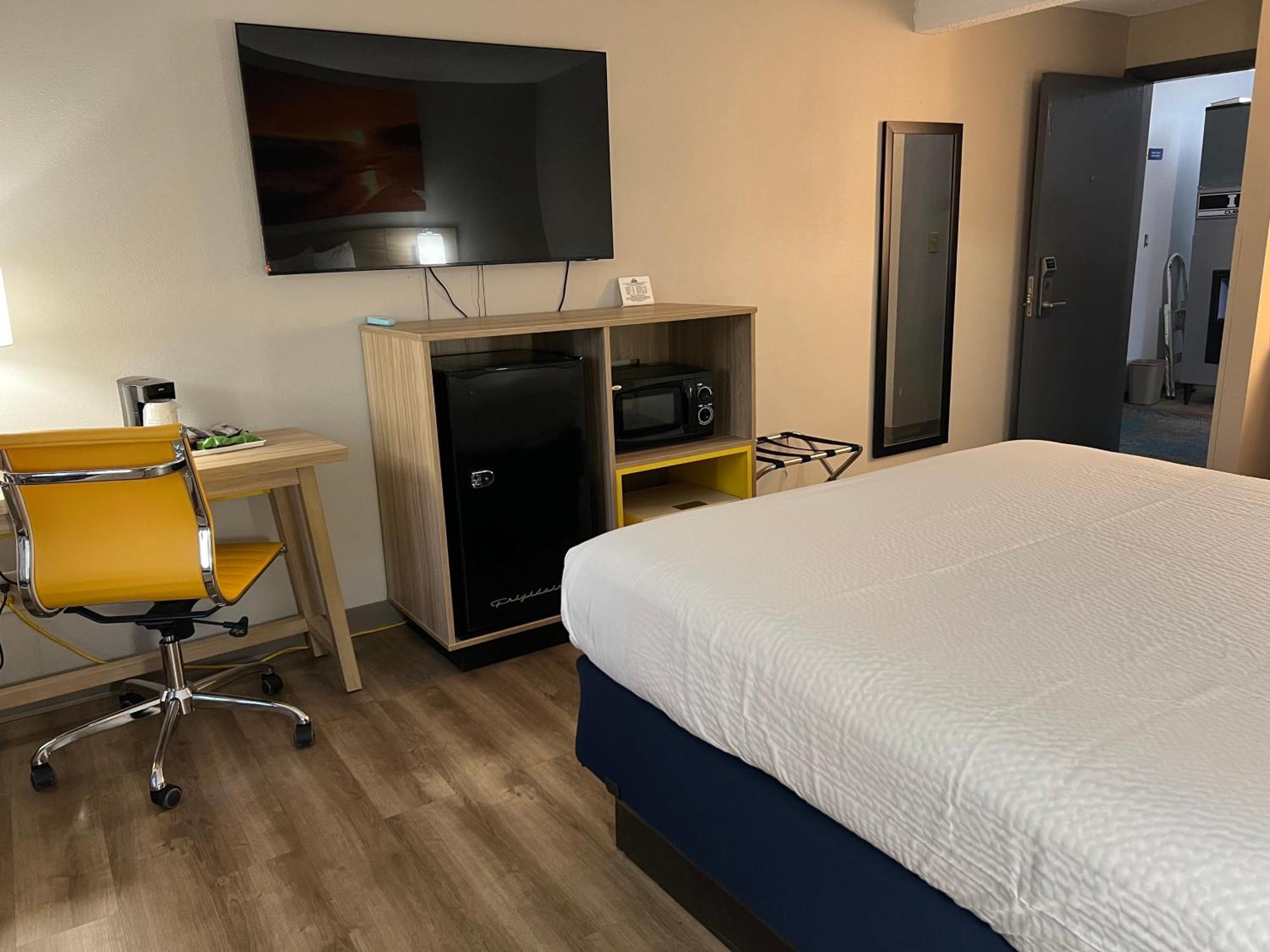Days Inn By Wyndham Jamestown Esterno foto