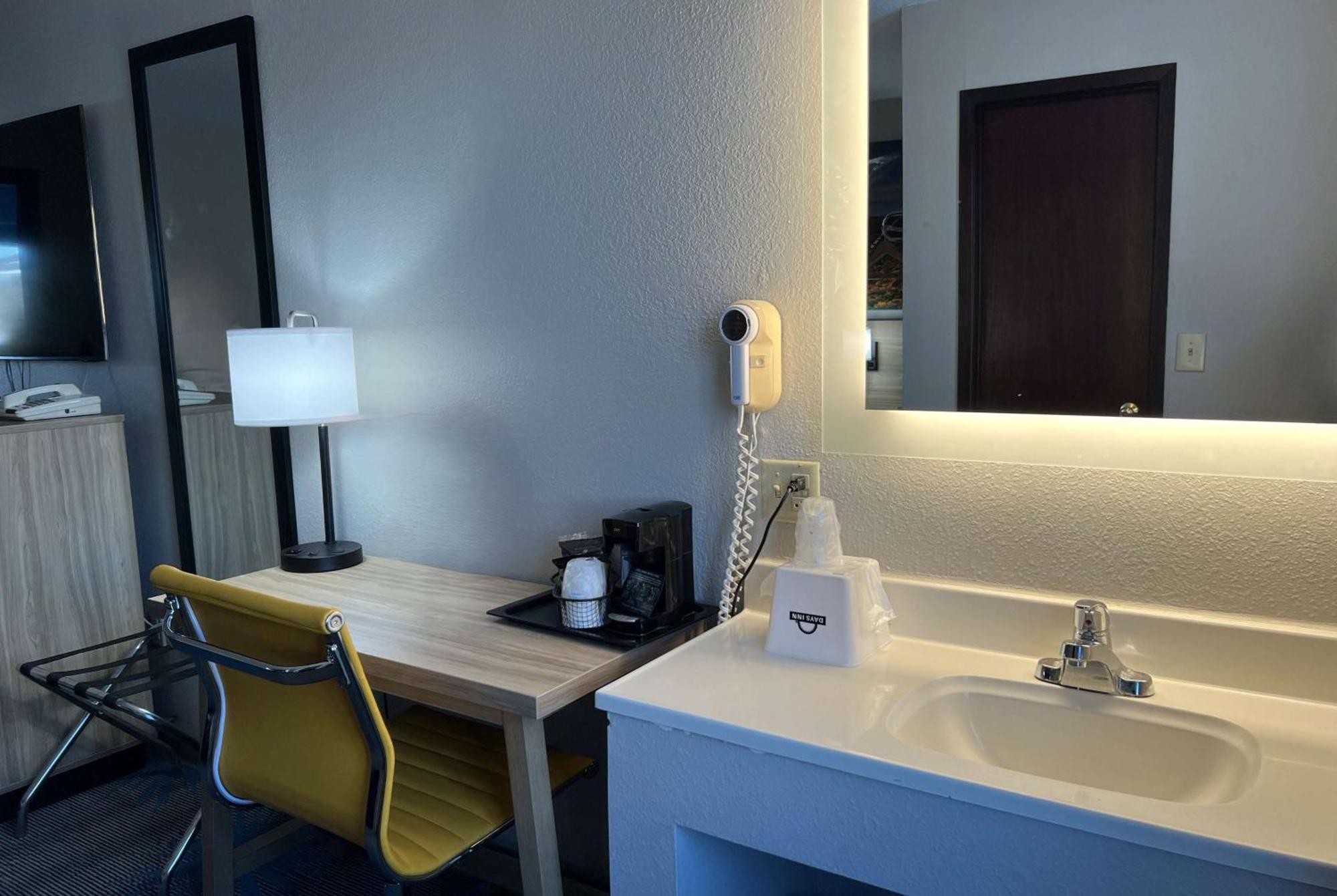 Days Inn By Wyndham Jamestown Esterno foto